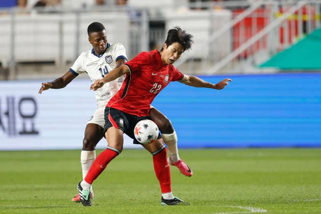 South Korea v Ecuador - International Friendly, Länderspiel, Nationalmannschaft Match Seol Youngwoo of South Korea and Alan Minda of Ecuador compete during an international friendly match presented by Hana Bank between the Republic of Korea and Ecuador at World Stadium in Suwon, South Korea, on September 24, 2026. Suwon GYEONGGI South Korea  Copyright: xSeung-ilxRyux originalFilename:ryu-football260924_npayW.jpg