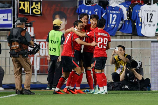 South Korea v Ecuador - International Friendly, Länderspiel, Nationalmannschaft Match South Korea s Oh Hyeongyu and Son Heungmin react after the first goal during an international friendly match presented by Hana Bank between the Republic of Korea and Ecuador at World Stadium in Suwon, South Korea, on September 24, 2026. Suwon GYEONGGI South Korea  Copyright: xSeung-ilxRyux originalFilename:ryu-football260924_npBsZ.jpg