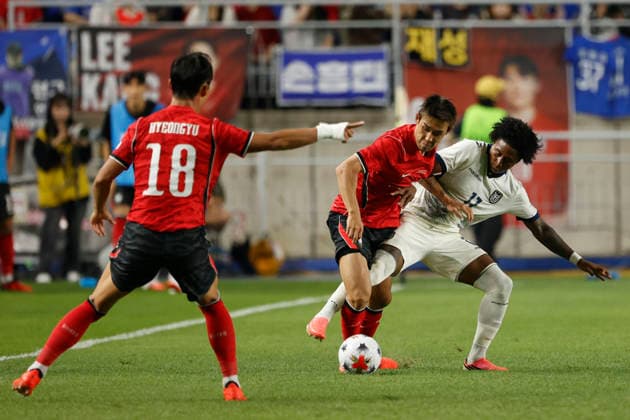 South Korea v Ecuador - International Friendly, Länderspiel, Nationalmannschaft Match Lee Taeseok of South Korea and Angelo Preciado of Ecuador in action during an international friendly match presented by Hana Bank between the Republic of Korea and Ecuador at World Stadium in Suwon, South Korea, on September 24, 2026. Suwon GYEONGGI South Korea  Copyright: xSeung-ilxRyux originalFilename:ryu-football260924_npk14.jpg