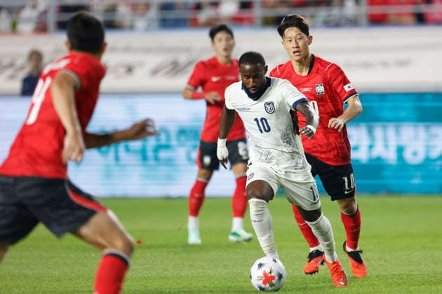 South Korea v Ecuador - International Friendly, Länderspiel, Nationalmannschaft Match Lee Jaesung of South Korea and John Yeboah of Ecuador in action during an international friendly match presented by Hana Bank between the Republic of Korea and Ecuador at World Stadium in Suwon, South Korea, on September 24, 2026. Suwon GYEONGGI South Korea  Copyright: xSeung-ilxRyux originalFilename:ryu-football260924_npou1.jpg