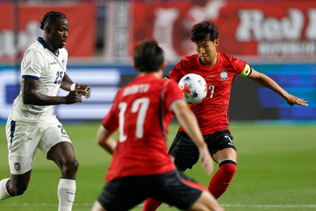 South Korea v Ecuador - International Friendly, Länderspiel, Nationalmannschaft Match Son Heungmin of South Korea and Jackson Porozo of Ecuador in action during an international friendly match presented by Hana Bank between the Republic of Korea and Ecuador at World Cup Stadium in Suwon, South Korea, on September 24, 2026. Suwon GYEONGGI South Korea  Copyright: xSeung-ilxRyux originalFilename:ryu-football260924_npULA.jpg