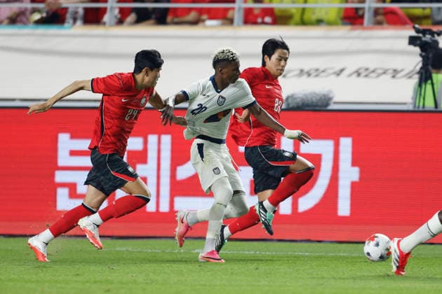 South Korea v Ecuador - International Friendly, Länderspiel, Nationalmannschaft Match Kim Bongsu of South Korea and Nilson Angulo of Ecuador compete during an international friendly match presented by Hana Bank between the Republic of Korea and Ecuador at World Stadium in Suwon, South Korea, on September 24, 2026. Suwon GYEONGGI South Korea  Copyright: xSeung-ilxRyux originalFilename:ryu-football260924_npV3x.jpg