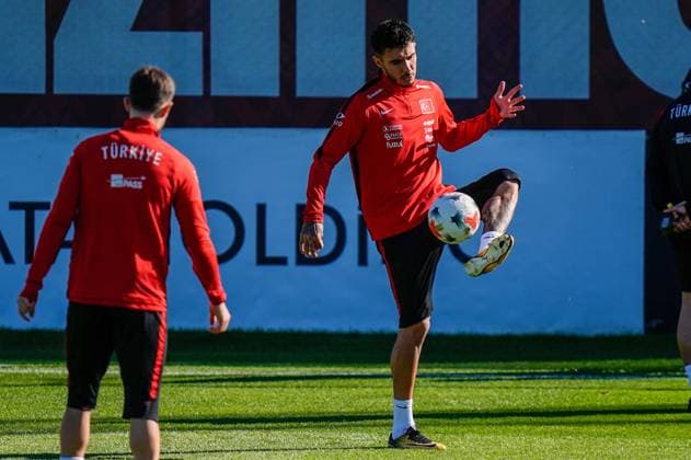 Ahead of Turkiye v France - UEFA Nations League ISTANBUL, TURKIYE - SEPTEMBER 24: Emirhan Topcu (R) of Turkiye takes part in a training session ahead of the UEFA Nations League A Group 1 match between Turkiye and France at the Turkish Football Federation (TFF) Hasan Dogan National Teams Camp and Training Facilities in Istanbul, Turkiye, on September 24, 2026. Muhammed Ali Yigit Anadolu Istanbul Turkey. Editorial use only. Please get in touch for any other usage.  Copyright: x2026xAnadoluxMuhammedxAlixYigitx