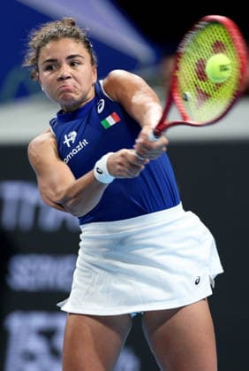 (260924) -- SHENZHEN, Sept. 24, 2026 -- Jasmine Paolini of Italy competes against Zheng Qinwen of China during the quarterfinal match between China and Italy at the 2026 Billie Jean King Cup Finals in Shenzhen, south China s Guangdong Province, Sept. 24, 2026. ) (SP)CHINA-SHENZHEN-TENNIS-BILLIE JEAN KING CUP-CHINA VS ITALY (CN) MaoxSiqian 