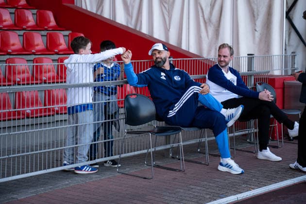 September 24, 2026, Soccer, 2026–2027 Season, Friendly Match, Rot-Weiß Oberhausen vs. FC Schalke 04, Children Greet Coach Miron Muslic, FC Schalke 04 xRHR PHOTO YYx Copyright: KROEGER RHR-FOTOx RHR-FOTO YY