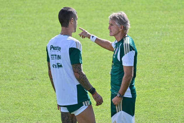IPA88920449 - Italy s head coach, Roberto Mancini, speaks with Italian player Gianluca Mancini during TEAM ITALY - TRAINING, a UEFA Nations League soccer match in Florence, Italy, on September 24, 2026  Copyright: xLisaxGuglielmi IPAxSportx xx IPA88920449
