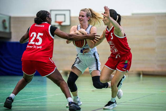 Osnabrück, Germany, September 24, 2026 Women s Basketball 2026–2027 Exhibition Game: BBC Osnabrück vs. Herner TC Pictured from left in a matchup: Marcavia, Keirra, Jashun Sanders, Shavers, TC 25, Melina Hagenhoff (BBC 11), Martina Kujundzic (TC 5) Copyright: xFotostandx xKönigx