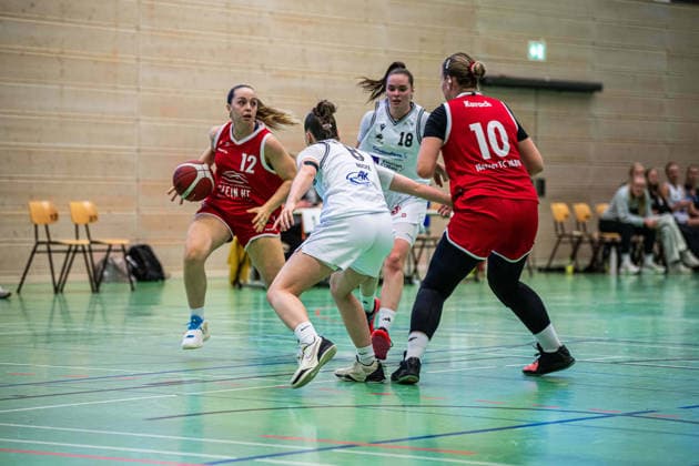 Osnabrück, Germany, September 24, 2026 Women s Basketball 2026–2027 Exhibition Game: BBC Osnabrück vs. Herner TC. Pictured, from left, in a one-on-one play: Mariana Mathes da Silva Pereira (TC 12) and Sarah Nocke (BBC 8) Copyright: xFotostandx xKönigx