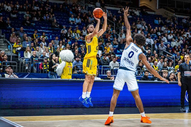 Basketball Berlin, September 24, 2026; 2026–2027 Season; EasyCredit BBL 1 Bundesliga Men; Alba Berlin vs. Skyliners Frankfurt; Jordan Ford (Alba Berlin, No. 03); Jamie Edoka (Frankfurt, No. 00)