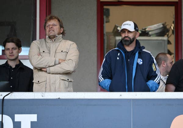 Coach Miron Muslic of FC Schalke 04 (right) and Youri Mulder, Director of Professional Soccer at FC Schalke 04, in the stands on September 24, 2026, 2026–2027 soccer season, friendly match, Rot-Weiss Oberhausen vs. FC Schalke 04 at the Niederrheinstadion in Oberhausen, North Rhine-Westphalia, Germany Team2