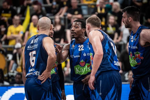 Johnathan Stove of the Rostock Seawolves, No. 22 (center), talks with his teammates Robin Amaize of the Rostock Seawolves, No. 15, Zach Copeland of the Rostock Seawolves, No. 02, and Artur Konontsuk of the Rostock Seawolves, 34, and Owen Klassen of the Rostock Seawolves, No. 29 (from left to right), GER; MHP Riesen Ludwigsburg vs. Rostock Seawolves, Basketball Bundesliga, easycredit BBL, Matchday 2, 2026–2027 season, September 24, 2026, GER, MHP Riesen Ludwigsburg vs. Rostock Seawolves, Basketball Bundesliga, easycredit BBL, Matchday 2, 2026–2027 season, September 24, 2026, Ludwigsburg Copyright: xSandyxDinkelackerx EP_SDR