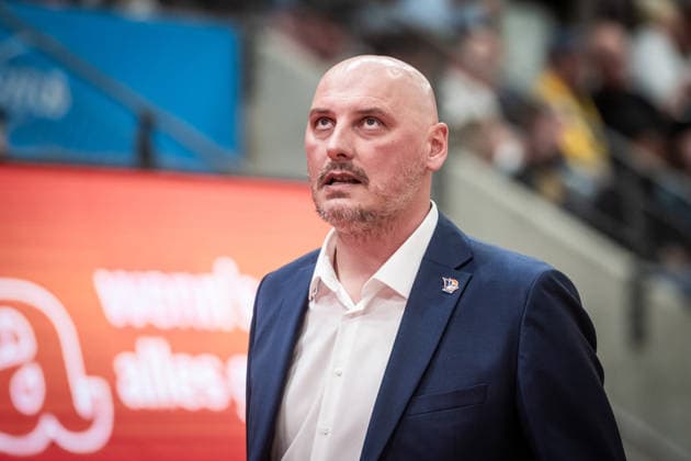Przemyslaw Frasunkiewicz, Head Coach of the Rostock Seawolves, takes a critical look at the scoreboard. GER, MHP Riesen Ludwigsburg vs. Rostock Seawolves, Basketball Bundesliga, easycredit BBL, Matchday 2, 2026–2027 season, September 24, 2026 GER, MHP Riesen Ludwigsburg vs. Rostock Seawolves, Basketball Bundesliga, easycredit BBL, Matchday 2, 2026–2027 Season, September 24, 2026 Ludwigsburg Copyright: xSandyxDinkelackerx EP_SDR