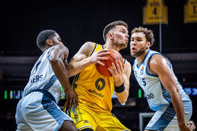 Basketball Berlin, September 24, 2026; 2026–2027 Season; EasyCredit BBL 1 Bundesliga Men; Alba Berlin vs. Skyliners Frankfurt; Martin Hermannsson (Alba Berlin, No. 15) vs. Race Thompson (Frankfurt, No. 05)