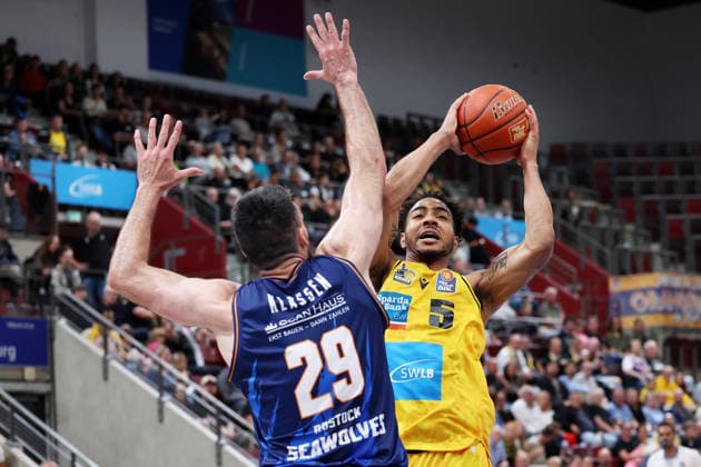 September 24, 2026, Germany, Ludwigsburg Basketball: MHP Riesen Ludwigsburg vs. Rostock Seawolves; from left: Owen Klassen (Rostock), Ishmael Leggett (LB)