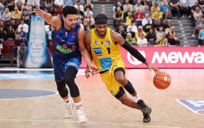 September 24, 2026, Germany, Ludwigsburg Basketball: MHP Riesen Ludwigsburg vs. Rostock Seawolves; from left: Dominic Lockhart (Rostock), Justin Kier (LB)