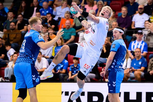 Stuttgart HBL 26 27 DHB Cup TVB Stuttgart vs. HC Erlangen (from left): Linus Schmid (Stuttgart), Marek Nissen (HC Erlangen), Stuttgart, Scharrena, Baden-Württemberg, Germany