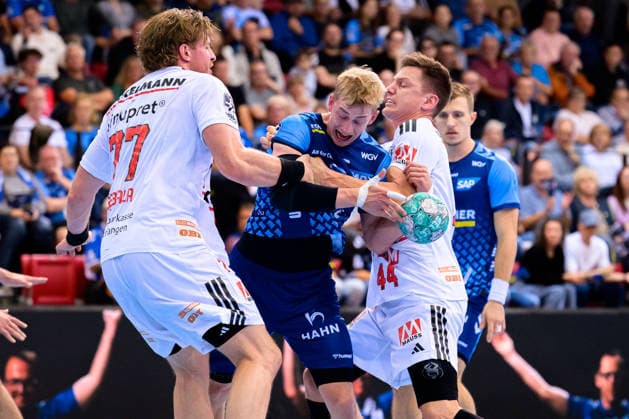 Stuttgart HBL 26 27 DHB Cup TVB Stuttgart vs. HC Erlangen (from left): Maciej Gebala (HC Erlangen), Torben Matzken (Stuttgart), Christoph Steinert (HC Erlangen) at Scharrena in Stuttgart, Baden-Württemberg, Germany
