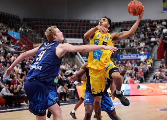 September 24, 2026, Germany, Ludwigsburg Basketball: MHP Riesen Ludwigsburg vs. Rostock Seawolves; from left: Bent Leuchten (Rostock), Ishmael Leggett (LB)