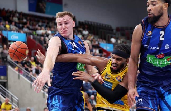 September 24, 2026, Germany, Ludwigsburg Basketball: MHP Riesen Ludwigsburg vs. Rostock Seawolves; from left: Artur Konontshuk (Rostock), Justin Kier (LB), Zach Copeland (Rostock)