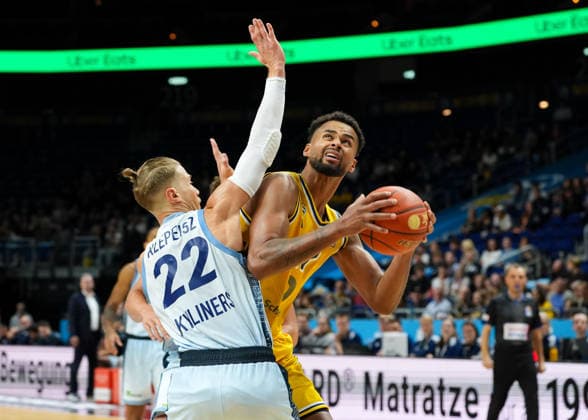 Norris Agbakoko, Alba Berlin, 17 vs. Thomas Klepeisz, Fraport Skyliners Frankfurt, 22 GER, Alba Berlin vs. Fraport Skyliners Frankfurt, easyCredit BBL, Matchday 2, 2026–27 Season, Uber Arena, Berlin, September 24, 2026, Alba Berlin vs. Fraport Skyliners Frankfurt, easyCredit BBL, Matchday 2, 2026–27 season, September 24, 2026, Berlin Copyright: xEibner-Pressefoto ScottxColemanx EP_SCN