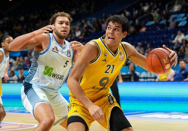 Brandon Angel of Alba Berlin, 21, goes head-to-head with Race Thompson of Fraport Skyliners Frankfurt, 5 GER, Alba Berlin vs. Fraport Skyliners Frankfurt, easyCredit BBL, Matchday 2, 2026–27 season, Uber Arena, Berlin, September 24, 2026 Alba Berlin vs. Fraport Skyliners Frankfurt, easyCredit BBL, Matchday 2, 2026–27 season, September 24, 2026 Berlin Copyright: xEibner-Pressefoto ScottxColemanx EP_SCN