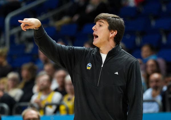 Pedro Calles, head coach of Alba Berlin, gestures after a play. GER, Alba Berlin vs. Fraport Skyliners Frankfurt, easyCredit BBL, Matchday 2, 2026–27 season, Uber Arena, Berlin, September 24, 2026, Alba Berlin vs. Fraport Skyliners Frankfurt, easyCredit BBL, Matchday 2, 2026–27 Season, September 24, 2026, Berlin Copyright: xEibner-Pressefoto ScottxColemanx EP_SCN