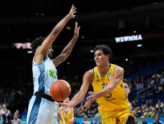 Brandon Angel of Alba Berlin, No. 21, passes the ball to Roman Bedime of Fraport Skyliners Frankfurt, No. 35 (GER), Alba Berlin vs. Fraport Skyliners Frankfurt, easyCredit BBL, Matchday 2, 2026–27 season, Uber Arena, Berlin, September 24, 2026, Alba Berlin vs. Fraport Skyliners Frankfurt, easyCredit BBL, Matchday 2, 2026–27 season, September 24, 2026, Berlin Copyright: xEibner-Pressefoto ScottxColemanx EP_SCN