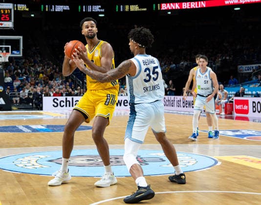 Norris Agbakoko (Alba Berlin), 17, vs. Roman Bedime (Fraport Skyliners Frankfurt), 35 GER, Alba Berlin vs. Fraport Skyliners Frankfurt, easyCredit BBL, Matchday 2, 2026–27 season, Uber Arena, Berlin, September 24, 2026 Alba Berlin vs. Fraport Skyliners Frankfurt, easyCredit BBL, Matchday 2, 2026–27 season, September 24, 2026 Berlin Copyright: xEibner-Pressefoto ScottxColemanx EP_SCN