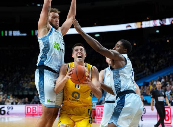 Joe Wieskamp of Alba Berlin, No. 11, moves the ball against Race Thompson of Fraport Skyliners Frankfurt, No. 5, and William Christmas of Fraport Skyliners Frankfurt, No. 8 (GER), Alba Berlin vs. Fraport Skyliners Frankfurt, easyCredit BBL, Matchday 2, 2026–27 season, Uber Arena, Berlin, September 24, 2026 Alba Berlin vs. Fraport Skyliners Frankfurt, easyCredit BBL, Matchday 2, 2026–27 season, September 24, 2026 Berlin Copyright: xEibner-Pressefoto ScottxColemanx EP_SCN