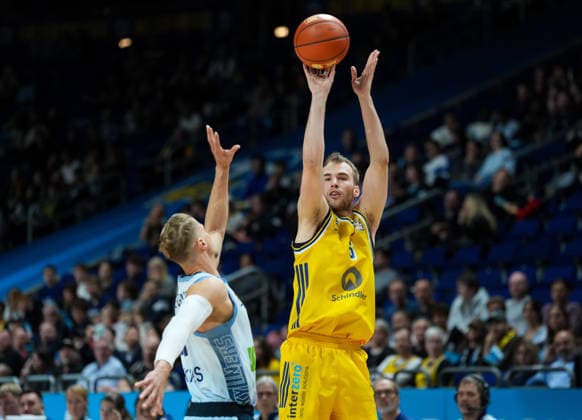 Malte Delow of Alba Berlin, No. 6, shoots for the basket (GER), Alba Berlin vs. Fraport Skyliners Frankfurt, easyCredit BBL, Matchday 2, 2026–27 season, Uber Arena, Berlin, September 24, 2026 Alba Berlin vs. Fraport Skyliners Frankfurt, easyCredit BBL, Matchday 2, 2026–27 season, September 24, 2026 Berlin Copyright: xEibner-Pressefoto ScottxColemanx EP_SCN