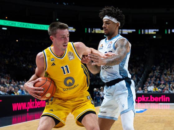 Joe Wieskamp (Alba Berlin, No. 11) goes head-to-head with Roman Bedime (Fraport Skyliners Frankfurt, No. 35). Alba Berlin vs. Fraport Skyliners Frankfurt, easyCredit BBL, Matchday 2, 2026–27 season, Uber Arena, Berlin, September 24, 2026, Alba Berlin vs. Fraport Skyliners Frankfurt, easyCredit BBL, Matchday 2, 2026–27 season, September 24, 2026, Berlin Copyright: xEibner-Pressefoto ScottxColemanx EP_SCN