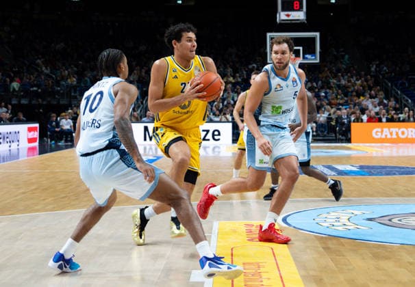 Brandon Angel of Alba Berlin, No. 21, drives the ball past Judah Mintz of Fraport Skyliners Frankfurt, No. 10, and Race Thompson of Fraport Skyliners Frankfurt, No. 5, GER; Alba Berlin vs. Fraport Skyliners Frankfurt, easyCredit BBL, Matchday 2, 2026–27 season, Uber Arena, Berlin, September 24, 2026, Alba Berlin vs. Fraport Skyliners Frankfurt, easyCredit BBL, Matchday 2, 2026–27 season, September 24, 2026, Berlin Copyright: xEibner-Pressefoto ScottxColemanx EP_SCN
