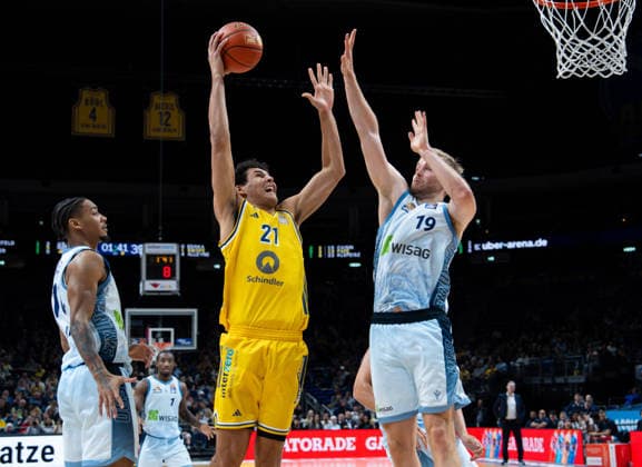 Brandon Angel of Alba Berlin, 21, drives to the basket against Till Pape of Fraport Skyliners Frankfurt, 19. GER, Alba Berlin vs. Fraport Skyliners Frankfurt, easyCredit BBL, Matchday 2, 2026–27 season, Uber Arena, Berlin, September 24, 2026 Alba Berlin vs. Fraport Skyliners Frankfurt, easyCredit BBL, Matchday 2, 2026–27 season, September 24, 2026, Berlin Copyright: xEibner-Pressefoto ScottxColemanx EP_SCN