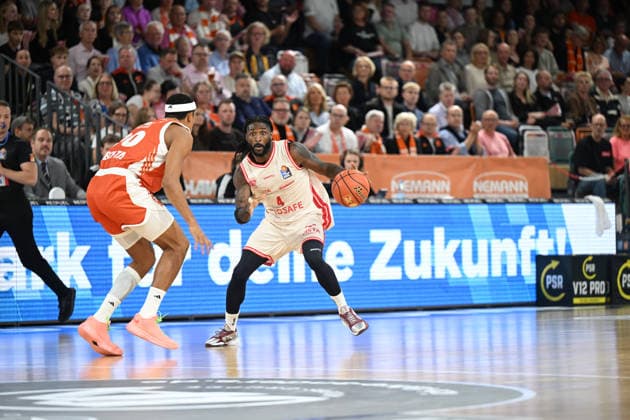 September 24, 2026, GER, Basketball, Bundesliga 2 Matchday, 2026–2027 Season, Vechta, RASTA Dome, RASTA Vechta vs. BMA365 Bamberg Baskets Jordan JONES BMA365 Bamberg Baskets 4 Nelson WEIDEMANN Rasta Vechta 30 Vechta RASTA Dome Lower Saxony Germany Copyright: xnordphotoxGmbHx xRojahnx