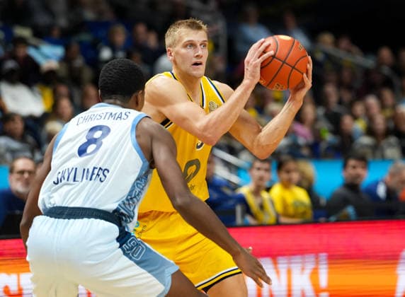 Sam Griesel of Alba Berlin, No. 5, looks for a passing opportunity. GER, Alba Berlin vs. Fraport Skyliners Frankfurt, easyCredit BBL, Matchday 2, 2026–27 season, Uber Arena, Berlin, September 24, 2026, Alba Berlin vs. Fraport Skyliners Frankfurt, easyCredit BBL, Matchday 2, 2026–27 season, September 24, 2026, Berlin Copyright: xEibner-Pressefoto ScottxColemanx EP_SCN