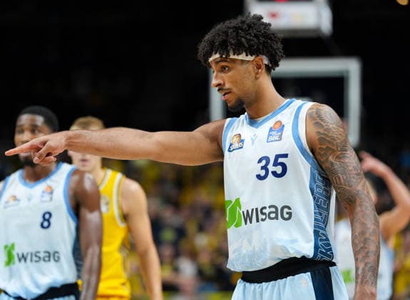 Roman Bedime of the Fraport Skyliners Frankfurt, 35, gestures (GER), Alba Berlin vs. Fraport Skyliners Frankfurt, easyCredit BBL, Matchday 2, 2026–27 season, Uber Arena, Berlin, September 24, 2026, Alba Berlin vs. Fraport Skyliners Frankfurt, easyCredit BBL, Matchday 2, 2026–27 season, September 24, 2026, Berlin Copyright: xEibner-Pressefoto ScottxColemanx EP_SCN