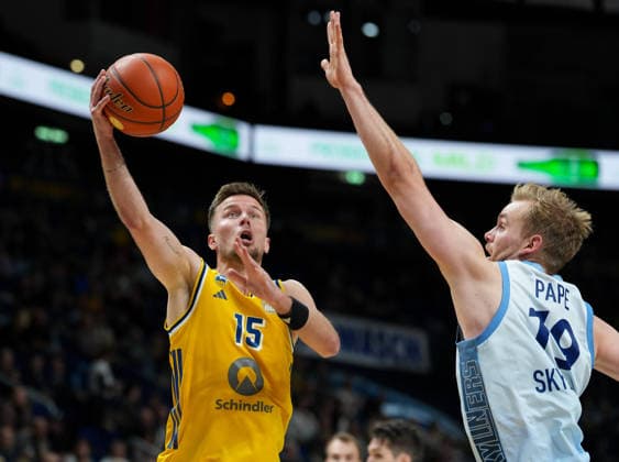 Martin Hermannsson of Alba Berlin, No. 15, drives to the basket against Till Pape of Fraport Skyliners Frankfurt, No. 19. GER, Alba Berlin vs. Fraport Skyliners Frankfurt, easyCredit BBL, Matchday 2, 2026–27 season, Uber Arena, Berlin, September 24, 2026 Alba Berlin vs. Fraport Skyliners Frankfurt, easyCredit BBL, Matchday 2, 2026–67 season, September 24, 2026 Berlin Copyright: xEibner-Pressefoto ScottxColemanx EP_SCN
