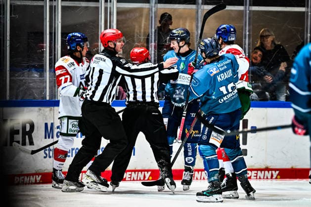 Norwin Panocha of the Iserlohn Roosters, No. 6, in a one-on-one battle with Luke Toporowski of the Augsburger Panther, No. 77, GER, Iserlohn Roosters vs. Augsburger Panther, Ice Hockey, Penny DEL, Matchday 3, 2026–2027 Season, September 24, 2026, GER, Iserlohn Roosters vs. Augsburger Panther, Ice Hockey, Penny DEL, Matchday 3, 2026–2027 Season, September 24, 2026, Iserlohn Copyright: xJonasxBrockmann Eibner-Pressefotx EP_JBN