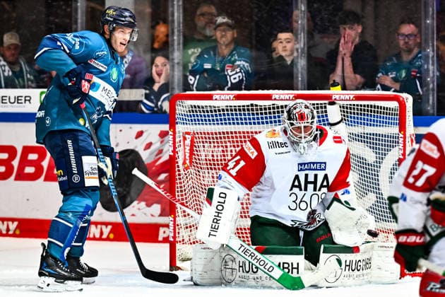Maximilian Eisenmenger, Iserlohn Roosters, 41; Peyton Jones, Augsburger Panther, 41, GER, Iserlohn Roosters vs. Augsburger Panther, ice hockey, Penny DEL, Matchday 3, 2026–2027 season, September 24, 2026, GER, Iserlohn Roosters vs. Augsburger Panther, Ice Hockey, Penny DEL, Matchday 3, 2026–2027 Season, September 24, 2026, Iserlohn Copyright: xJonasxBrockmann Eibner-Pressefotx EP_JBN