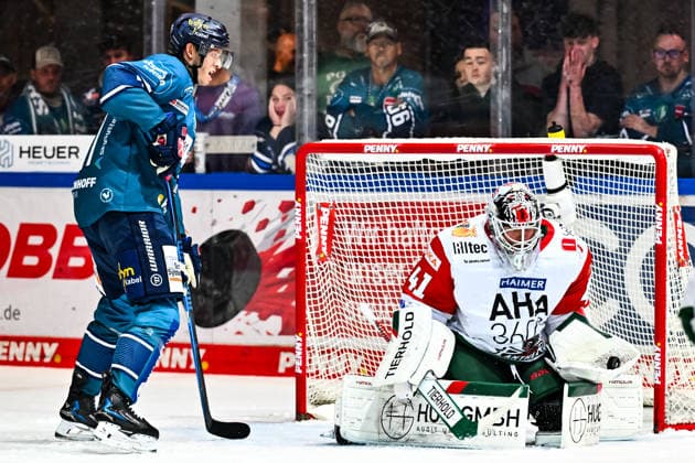 Maximilian Eisenmenger, Iserlohn Roosters, 41; Peyton Jones, Augsburger Panther, 41, GER, Iserlohn Roosters vs. Augsburger Panther, ice hockey, Penny DEL, Matchday 3, 2026–2027 season, September 24, 2026, GER, Iserlohn Roosters vs. Augsburger Panther, Ice Hockey, Penny DEL, Matchday 3, 2026–2027 Season, September 24, 2026, Iserlohn Copyright: xJonasxBrockmann Eibner-Pressefotx EP_JBN