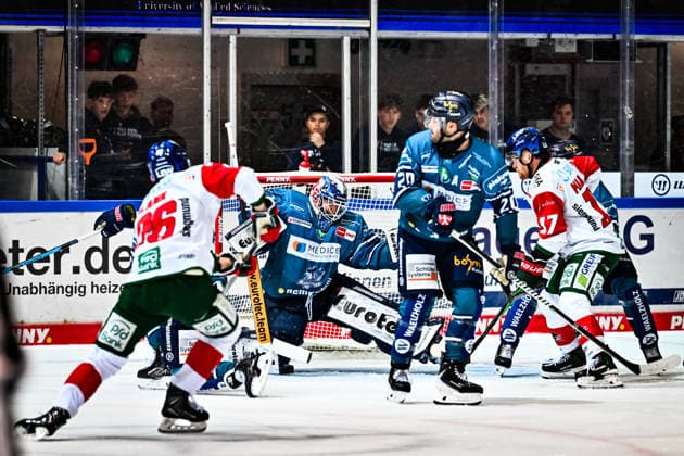 Hendrik Hane of the Iserlohn Roosters, 32, blocks the puck against Alexander Blank of the Augsburger Panther, 26, GER, Iserlohn Roosters vs. Augsburger Panther, ice hockey, Penny DEL, Matchday 3, 2026–2027 season, September 24, 2026, GER, Iserlohn Roosters vs. Augsburger Panther, Ice Hockey, Penny DEL, Matchday 3, 2026–2027 Season, September 24, 2026, Iserlohn Copyright: xJonasxBrockmann Eibner-Pressefotx EP_JBN