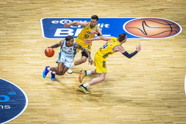 Basketball Berlin, September 24, 2026, 2026–2027 Season, EasyCredit BBL 1 Bundesliga Men, Alba Berlin vs. Skyliners Frankfurt, Jusah Mintz (Frankfurt, No. 10), Justin Bean (Alba Berlin, No. 34), Martin Hermannsson (Alba Berlin, No. 15)