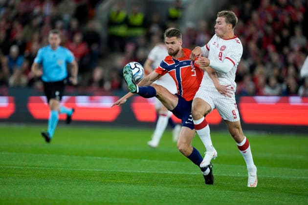 Soccer, Nations League Norway Denmark Oslo 20260924 Norway s Kristoffer Ajer and Denmark s Rasmus Hojlund during the Nations League soccer match between Norway and Denmark at Ullevaal Stadium. Photo: Cornelius Poppe, NTB, Oslo, Norway. EDITORIAL USE ONLY. RESTRICTED USE FOR BETTING. COMCOMPANIES  Copyright: xCorneliusxPoppex xNTBx