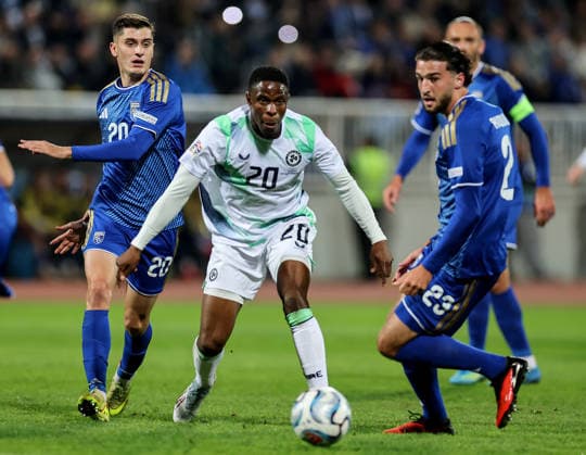 UEFA Nations League Group Stage, Fadil Vokrri Stadium, Pristina, Kosovo 24 9 2026 Kosovo vs Republic of Ireland Ireland s Chiedozie Ogbene with Veldin HodÅ¾a and Leon Avdullahu of Kosovo Chiedozie Ogbene with Veldin HodÅ¾a and Leon Avdullahu 24 9 2026  Copyright: xx RB1_5015