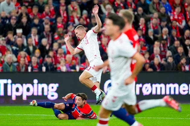 Soccer, Nations League Norway Denmark Oslo 20260924 Norway s Patrick Berg in a duel with Denmark s Rasmus Kristensen during the Nations League soccer match between Norway and Denmark at Ullevaal Stadium. Photo: Cornelius Poppe, NTB, Oslo, Norway. EDITORIAL USE ONLY. RESTRICTED USE FOR BETTING COMCOMPANIES  Copyright: xCorneliusxPoppex xNTBx