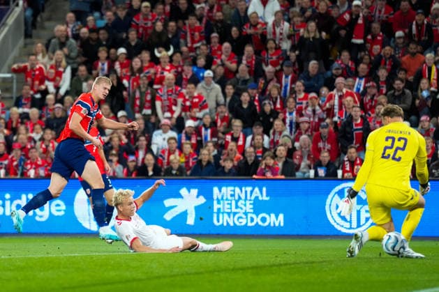 Soccer, Nations League Men Norway Denmark Oslo 20260924 Erling Braut Haaland scores 2-0 during the Nations League soccer match between Norway and Denmark at Ullevaal Stadium Photo: Fredrik Varfjell, NTB, Oslo, Norway EDITORIAL USE ONLY RESTRICTED USE FOR BETBETTING COMPANIES  Copyright: xFredrikxVarfjellx xNTBx