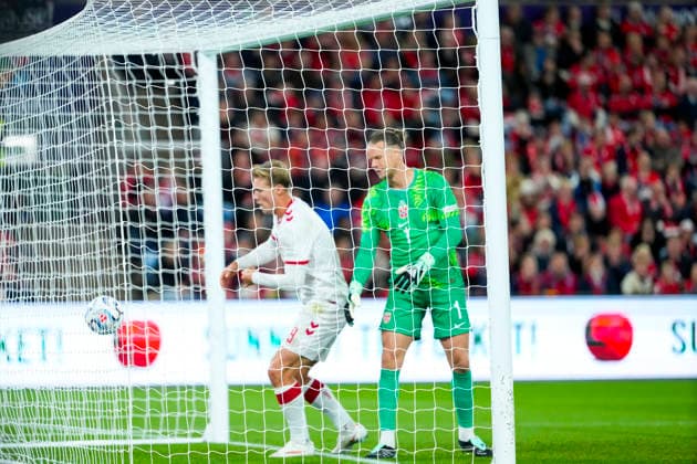 Soccer, Nations League Norway Denmark Oslo 20260924 Norway s Orjan Haskjold Nyland and Denmark s Rasmus Hojlund after Denmark scored to make it 2–1 during the Nations League soccer match between Norway and Denmark at Ullevaal Stadium. Photo: Cornelius Poppe, NTB, Oslo, Norway. EDITORFOR EDITORIAL USE ONLY; RESTRICTED USE FOR BETTING COMPANIES  Copyright: xCorneliusxPoppex xNTBx