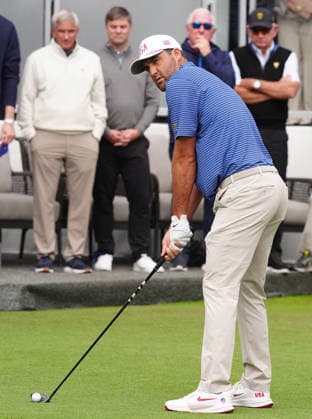 MEDINAH, IL - SEPTEMBER 24: Team USA golfer Scottie Scheffler plays his tee shot on the first hole during the first round of the 2026 Presidents Cup on September 24, 2026, at Medinah Country Club in Medinah, Illinois. (Photo by Brian Spurlock Icon Sportswire) GOLF: SEP 24 Presidents Cup EDITORIAL USE ONLY Icon26092410
