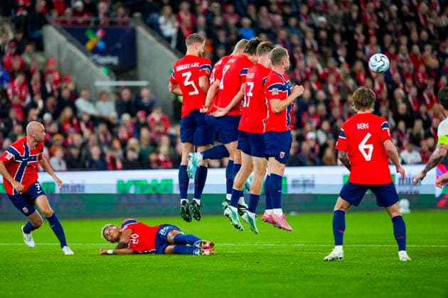Soccer, Nations League Norway Denmark Oslo 20260924 Denmark s Mikkel Damsgaard scores a 2-1 goal over the Norwegian defensive wall during the Nations League soccer match between Norway and Denmark at Ullevaal Stadium. Photo: Cornelius Poppe, NTB, Oslo, Norway. EDITORIAL USE ONLY. RESTRICTED USE FOR BETTING COMPANIES.  Copyright: xCorneliusxPoppex xNTBx