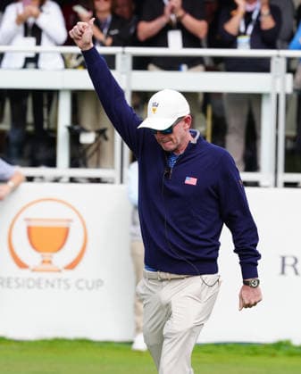 MEDINAH, IL - SEPTEMBER 24: Team USA Presidents Cup captain Brandt Snedeker gives a thumbs up to the fans on the first tee during the first round of the 2026 Presidents Cup on September 24, 2026, at Medinah Country Club in Medinah, Illinois. (Photo by Brian Spurlock Icon Sportswire) GOLF: SEP 24 Presidents Cup EDITORIAL USE ONLY Icon26092414
